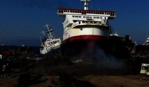 Impresionnant: un ferry fonce droit sur la terre ferme - 29/01