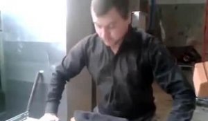 Ouvrier russe se frappe la tête contre une brique