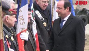 Aux Invalides, Hollande assiste à une prise d'armes