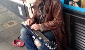 Lap steel guitar à Brighton par Nelly