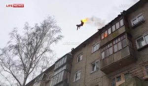 Torche humaine saute du toit d'un immeuble