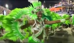 A Rio de Janeiro, douze écoles de samba s'affrontent lors du carnaval