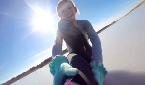 Un jeune patineuse sur un lac gelé : Magique! GoPro...