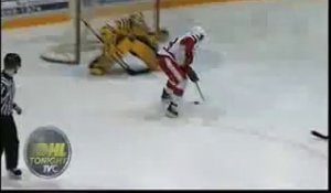 Hockey sur glace - L'exceptionnel but de Sergey Tolchinsky, dos au gardien