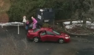 Gros fails de Filles : 3 filles essaient de jeter un sac à la poubelle. Pas facile!