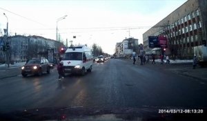 Une enfant russe évite une ambulance de justesse