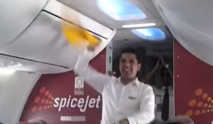 Un pilote d'avion danse en plein vol