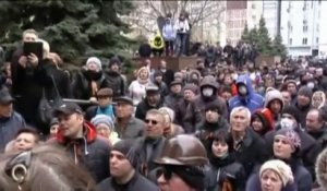 La tension monte dans l'Est de l'Ukraine : les pro-Russes occupent des postes de police