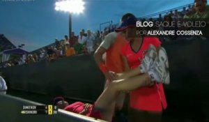 Le joueur de Tennis Dimitrov aide une ramasseuse de balle au bord du malaise!