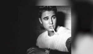 Justin Bieber imite James Dean mais dit ne pas fumer de cigarette