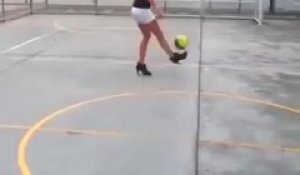 Une fille joue au foot avec des talons... La classe!