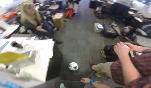 Quand les gars de GoPro jouent au foot au bureau!