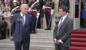 La passation de pouvoir entre Ayrault et Valls