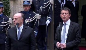 Cérémonie de passation des pouvoirs entre Manuel Valls et Bernard Cazeneuve au ministère de l'intérieur