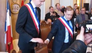 Maire de Béthune, Olivier Gacquerre passe l'écharpe à son probable premier adjoint, Pierre-Emmanuel Gibson.