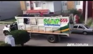 Camion poubelle sans chauffeur : Éboueurs mexicains FOU!
