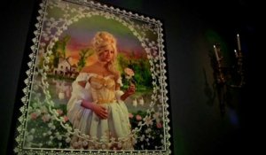 Zahia en Marie-Antoinette pour une exposition