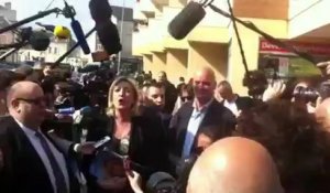 Marine Le Pen chahutée par le front de gauche