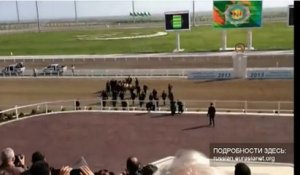 Quand le président du Turkménistan tombe de cheval et tente de censurer les images