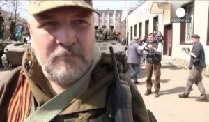 Ukraine : colonne de blindés et de miliciens pro-russes à Slaviansk