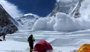 VIDEO: Massive Avalanche Sweeps Mt. Everest 2014 April 18