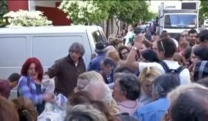 A Athènes, des Grecs se bousculent lors d'une distribution de nourriture gratuite