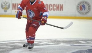 Vladimir Poutine chausse ses patins pour une partie de hockey sur glace