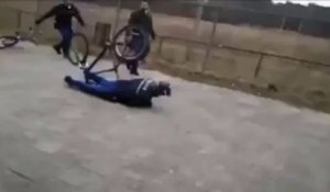 Policier à vélo qui s'éclate au sol... Gros Fail ridicule!