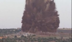 Explosion impressionnante d'une bombe en Syrie - Guerre civile!