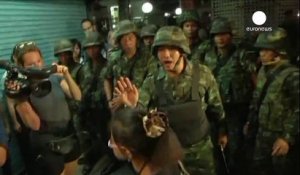 Thaïlande : quelques manifestants défient l'armée