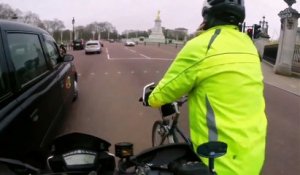 Un motard fait exprès de percuter en cycliste