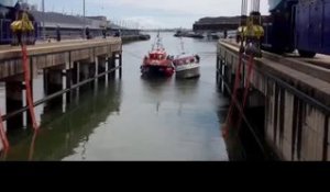 Remorquage et sortie de l'eau du Mercenaire dans le port de Lorient