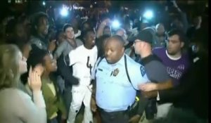 Des manifestants s'en prennent à la police après la mort d'un jeune Noir près de Ferguson
