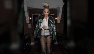 Rita Ora porte une jupe transparente