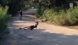 Grosse gamelle et Violent faceplant d'une fille en longboard