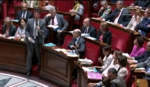 Valls aux députés UMP : "Changez de ton quand il s'agit du chef de l'Etat"