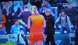 Un homme fait une clé de bras à un ados pour une serviette de joueuse de tennis! Kuznetsova contre Safarova