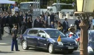 A Paris, la reine Elizabeth II rend hommage au soldat inconnu