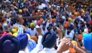 Inde : bagarre au sabre entre groupes sikhs armés dans le Temple d'Or