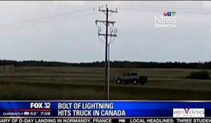 Une voiture frappée par la foudre - Violent!