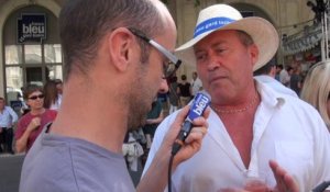 Feria : Distribution des chapeaux devant les Arènes de Nîmes