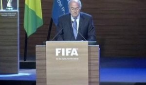 Football : Sepp Blatter s'accroche à son fauteuil