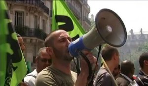 Des cheminots grévistes manifestent de Bercy au siège du Parti socialiste