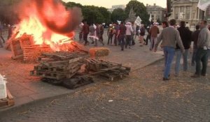 Paris : des agriculteurs en colère envahissent la place de la Concorde