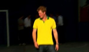 Le prince Harry joue au foot avec un maillot du Brésil