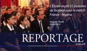François Hollande reçoit 31 joueuses de football pour France - Nigéria #CM2014