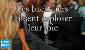 Les bacheliers laissent exploser leur joie