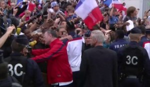 Mondial : de retour en France, les Bleus acclamés par la foule