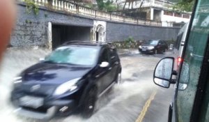 TÉMOINS BFMTV : Torrents d'eau dans les rues de Rio de Janeiro