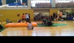 Basketball - Une tentative de dunk avec un trampoline qui ne se finit pas comme prévu
